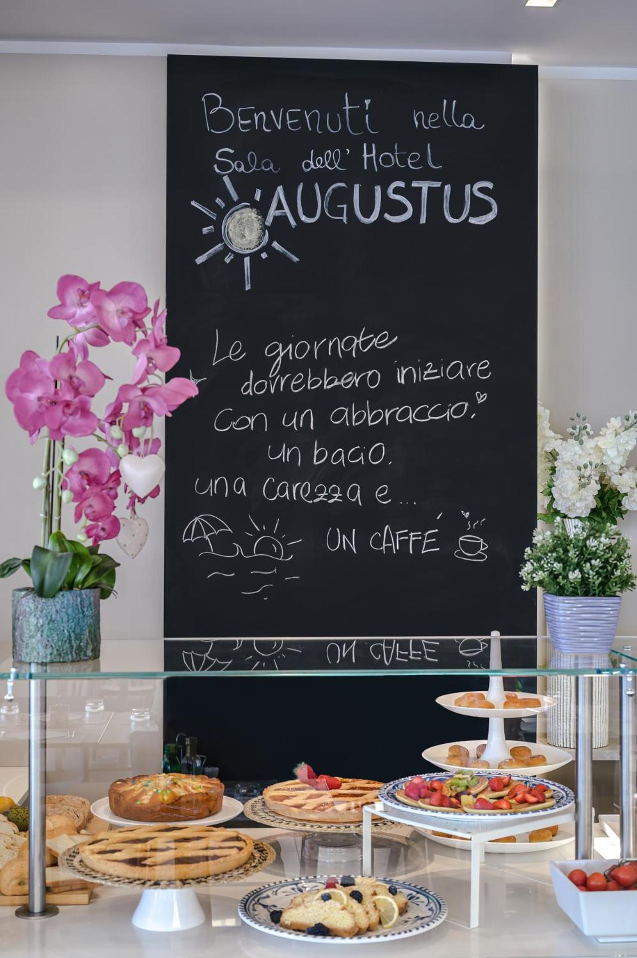 Hotel Augustus- Davanti A Noi C'E Solo Il Mare 미사노아드리아티코 외부 사진